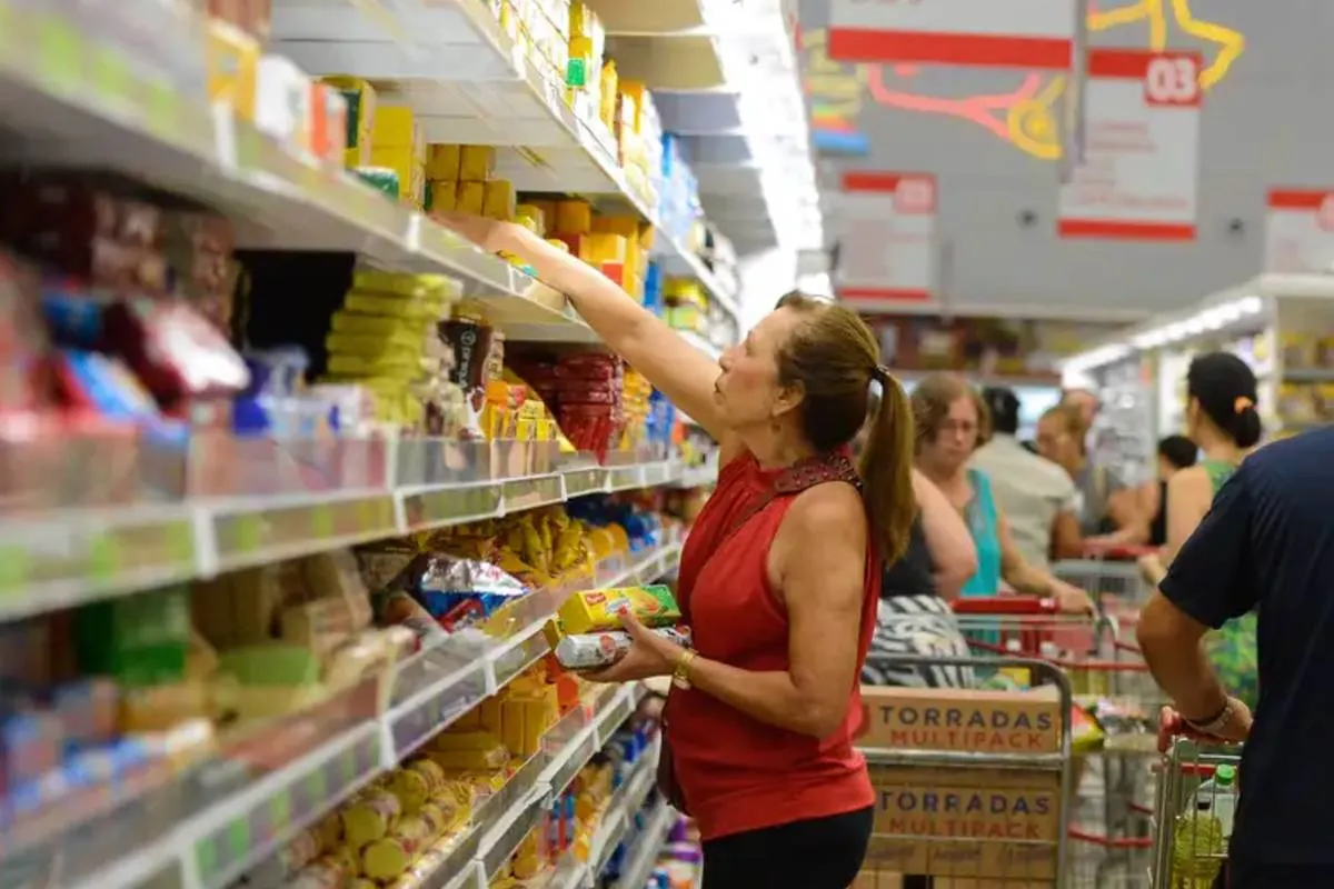 Cesta básica sobe em Curitiba e consome mais de 50% do salário mínimo