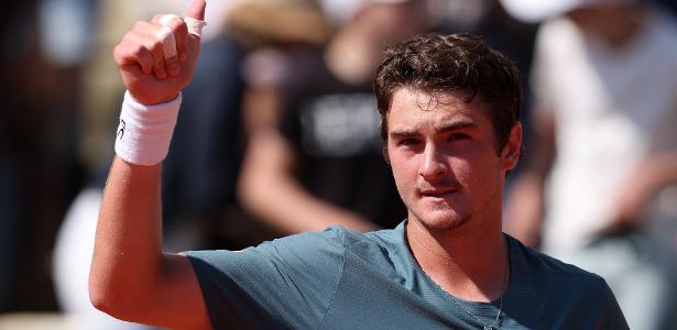 João Fonseca em jogo contra Arthur Rinderknech pelo Masters 1000 de Monte Carlo