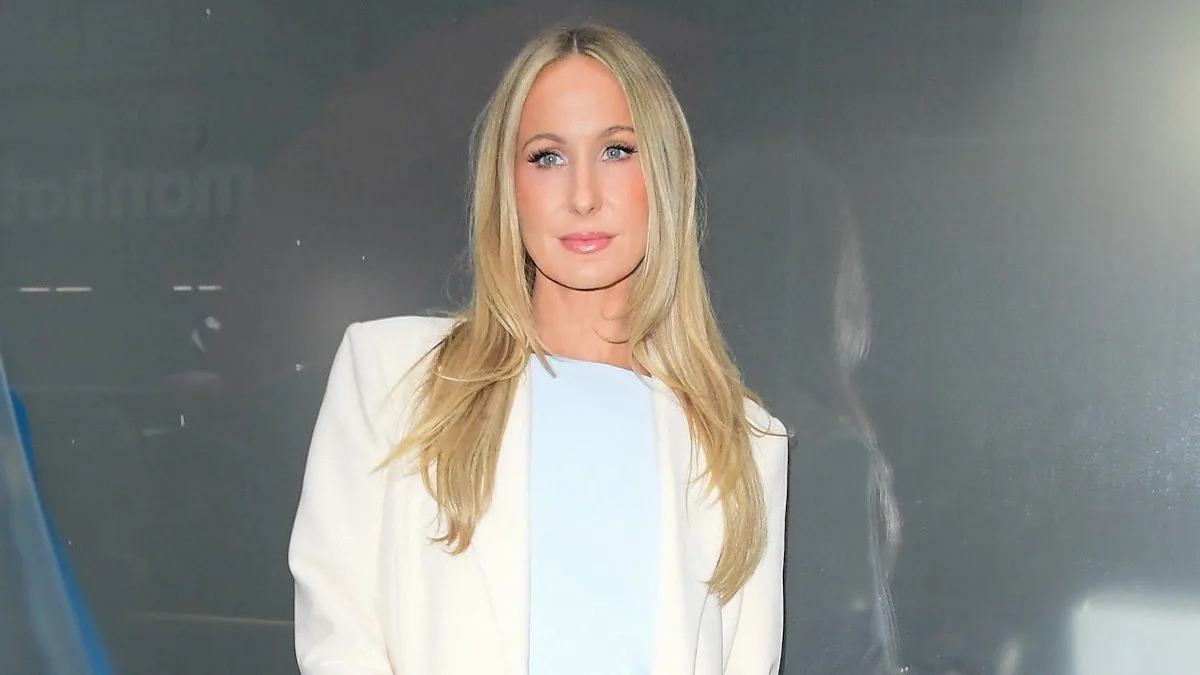 Comedian suffers wardrobe malfunction on morning show, responds with perfect comeback