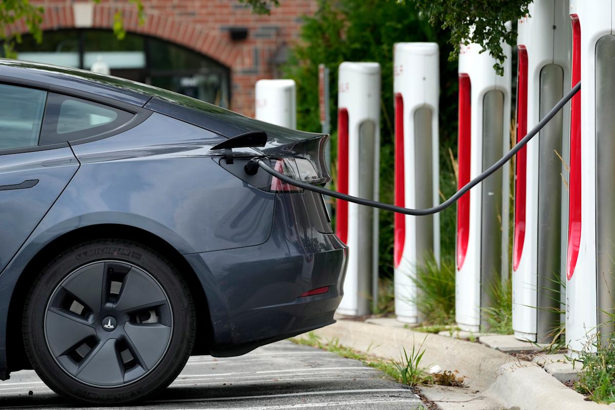 Dow, S&P 500, Nasdaq decline as oil rises and software stocks sink