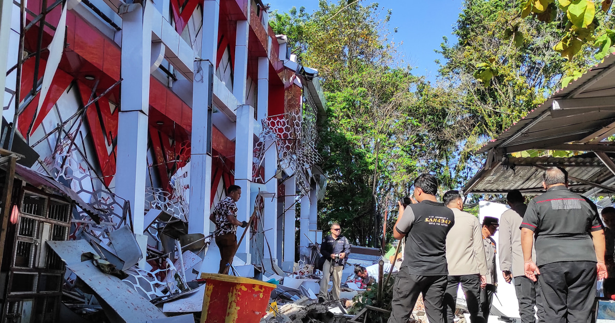 Earthquake in Indonesia kills at least 1 person and sets off small tsunami