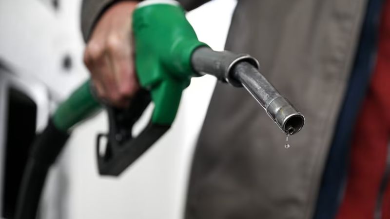 El petróleo cae un 13 % luego de que Irán dijera que el estrecho de Ormuz está “completamente abierto”