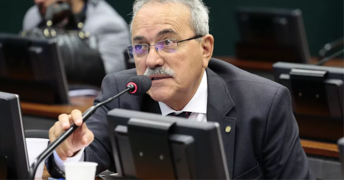 Ex-deputado Átila Lira publica "nude" por engano e imagem circula