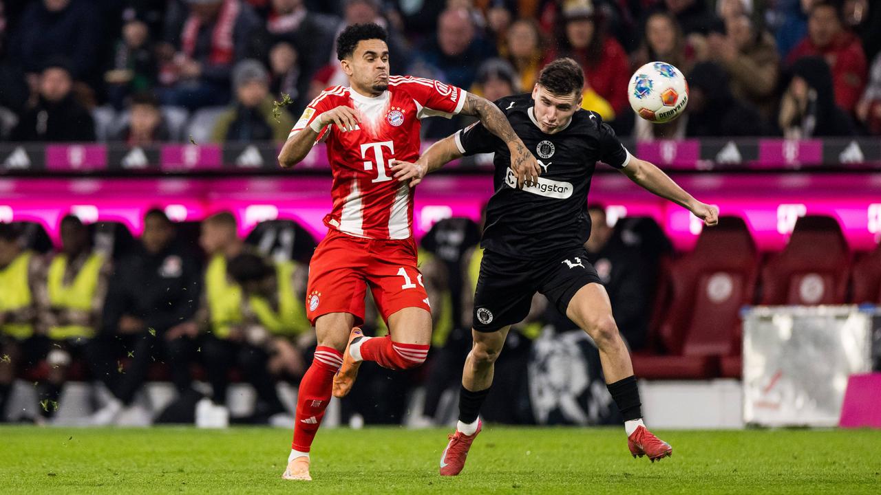 Luis Diaz (FC Bayern München) wird im Wettlauf um den Ball von Arkadiusz Pyrka bedrängt.