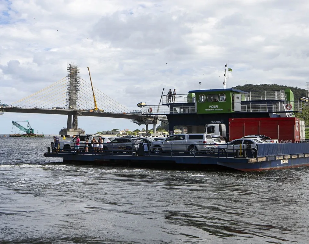 Ferry boat bate na Ponte de Guaratuba; vídeo