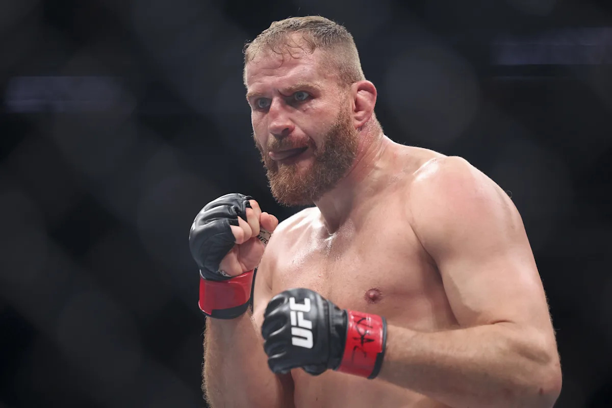 Former UFC champion out of UFC 328