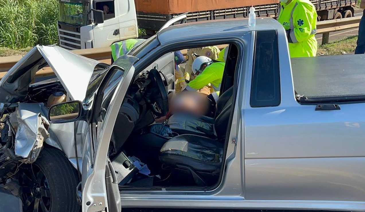 Forte batida entre picape e caminhão deixa vítimas na BR-277