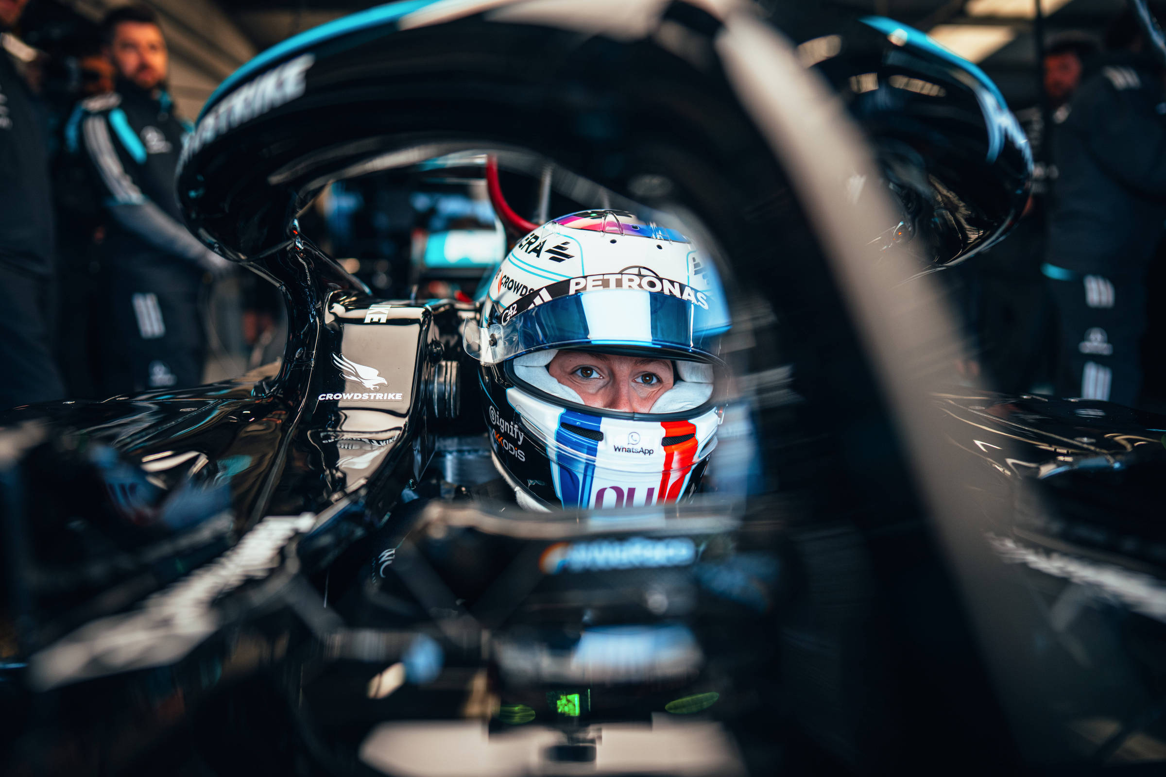 Francesa é 1ª mulher a pilotar carro F1 da Mercedes - 18/04/2026 - Esporte