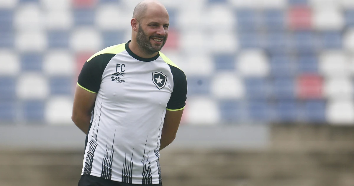 Franclim Carvalho chegará ao Botafogo com dois auxiliares, preparadores físico e de goleiros e deve estrear contra o Caracas; saiba os nomes
