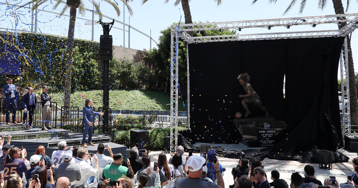 Galaxy legend Cobi Jones honored with statue outside Dignity Health Sports Park