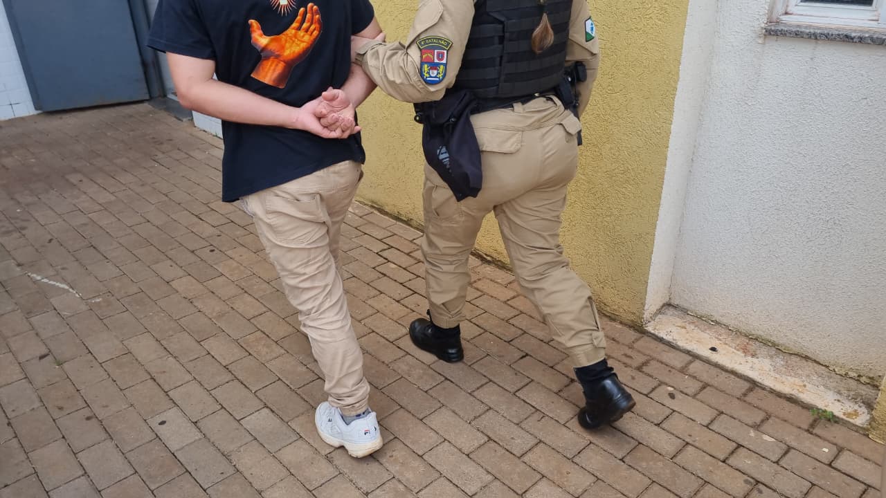 Gol furtado é recuperado pela PM e homem de 25 anos é preso