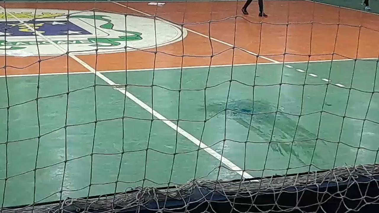 Goteiras em ginásio colocam atletas em risco durante jogos escolares em Cascavel
