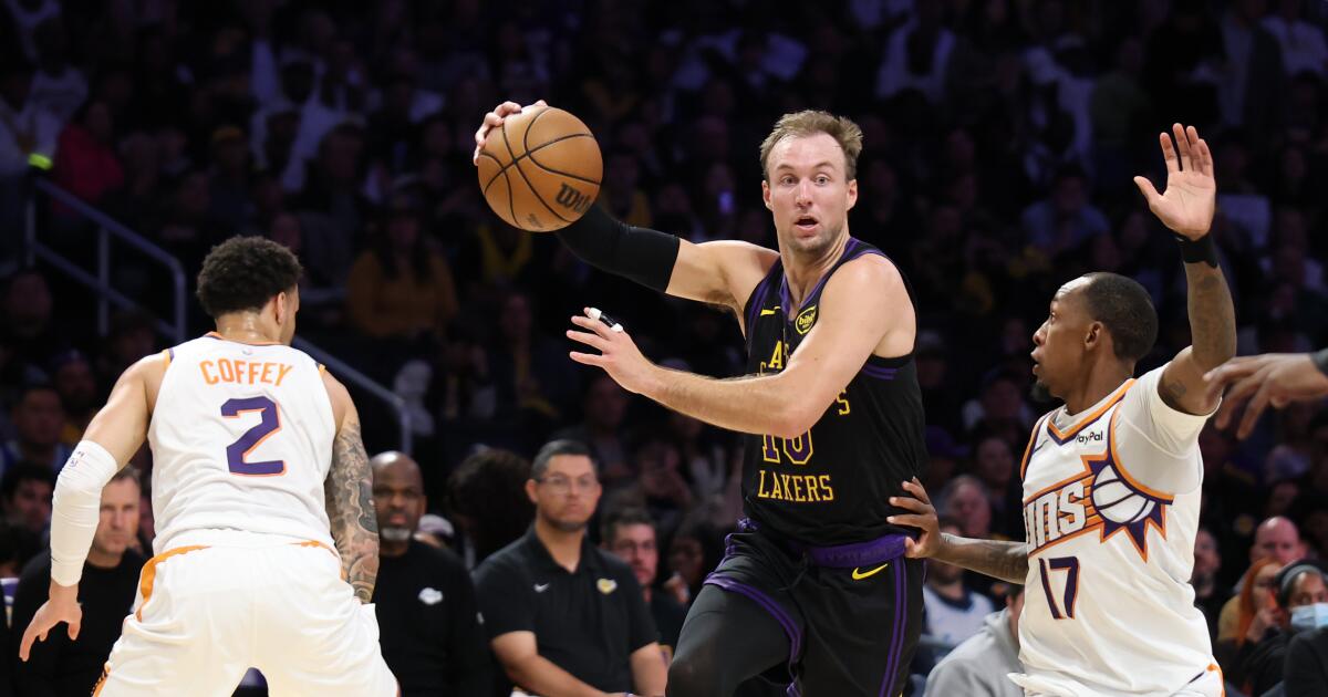 How Luke Kennard became the Lakers’ emergency late-season point guard
