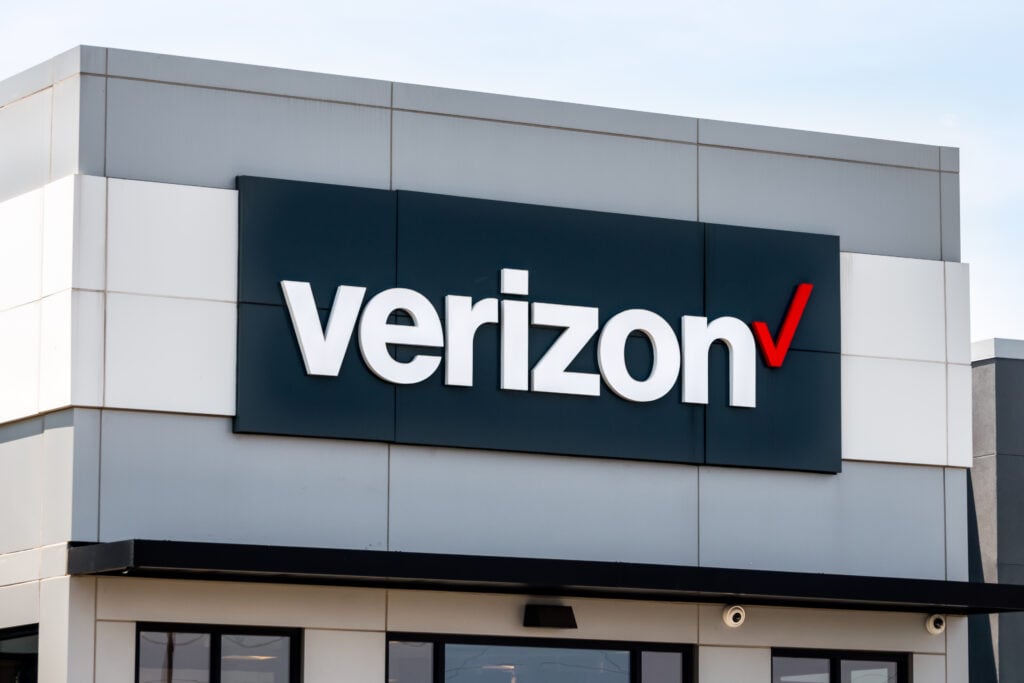 How To Earn $500 A Month From Verizon Stock Ahead Of Q1 Earnings