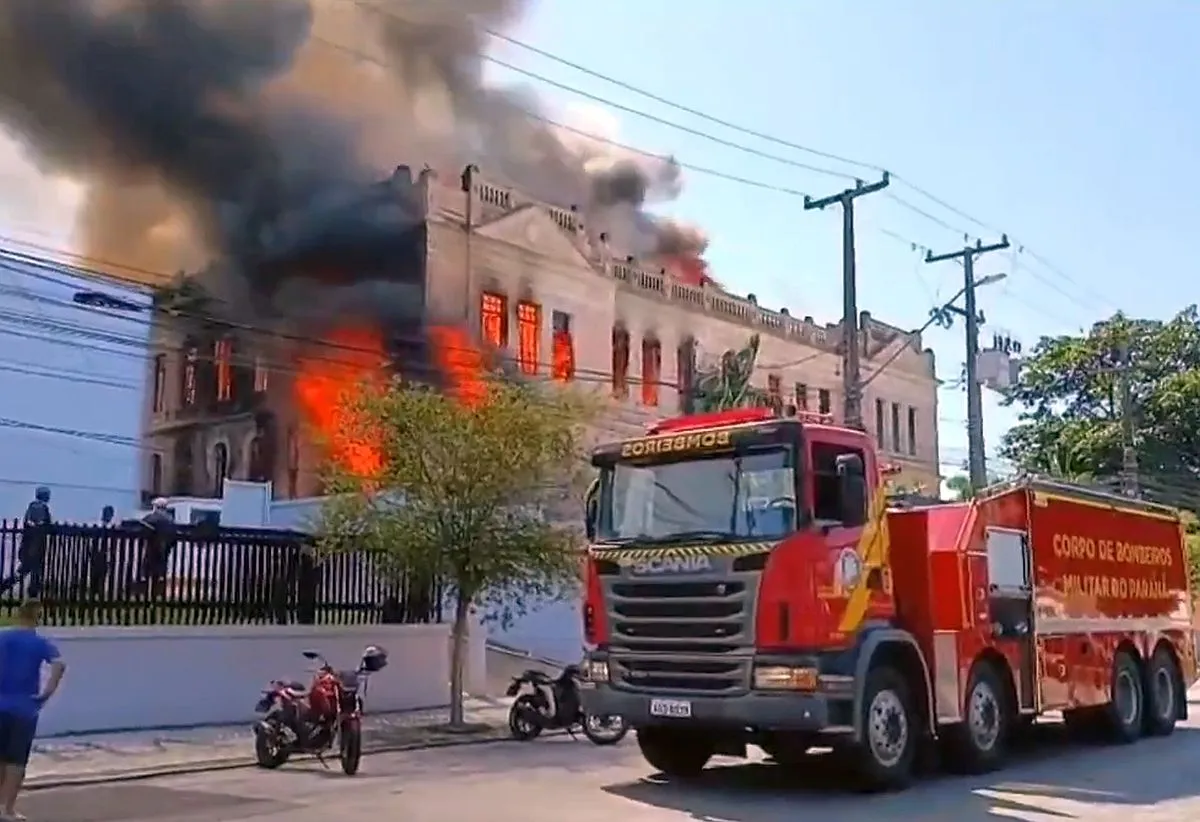Incêndio causa destruição total em prédio histórico de Paranaguá