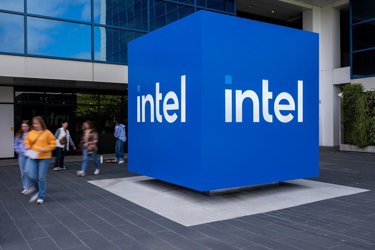 Intel’s $250 Billion Rally Slams Into a Potential Earnings Wall
