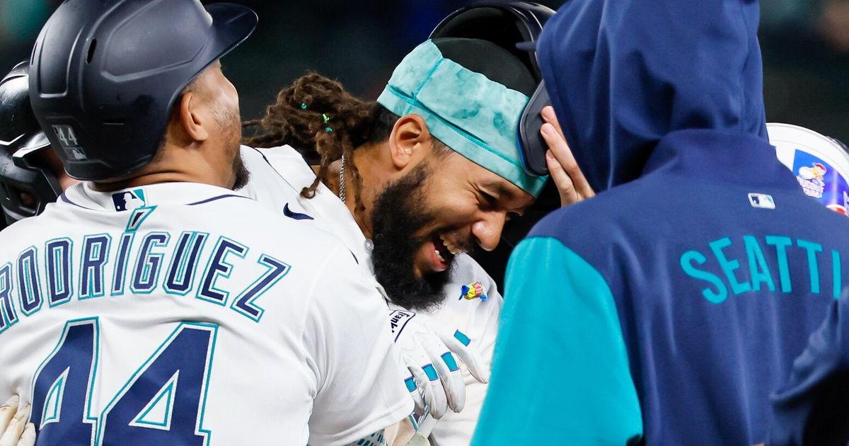 J.P. Crawford delivers walkoff winner in Mariners’ thrilling comeback over Astros