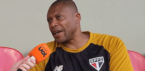 Júlio Baptista volta ao São Paulo e estreia devendo 15 horas de curso à CBF