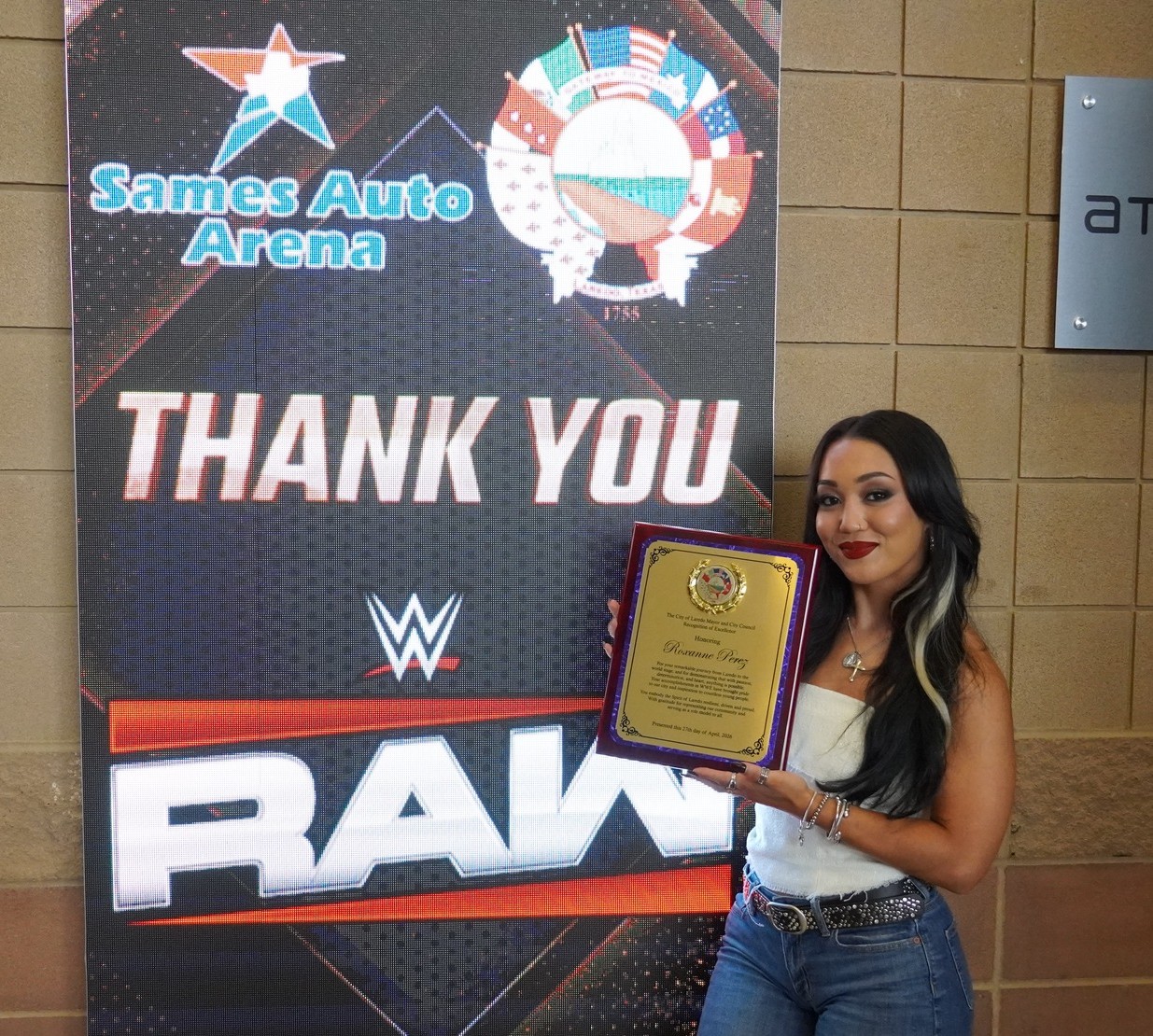 Laredo honors WWE star Roxanne Perez before first hometown match