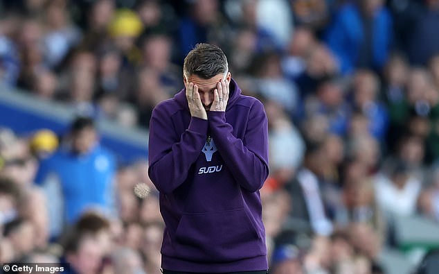 Los Wolves de Rob Edwards dieron algunos regalos a sus oponentes en la derrota unilateral a domicilio