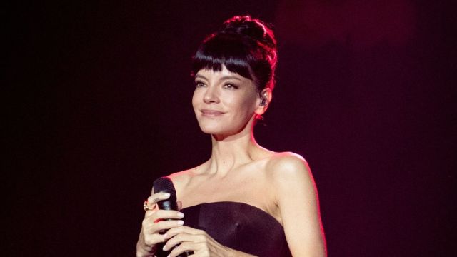 Lily Allen Eats Pizza in Bathrobe in Toronto Amid West End Girl Tour