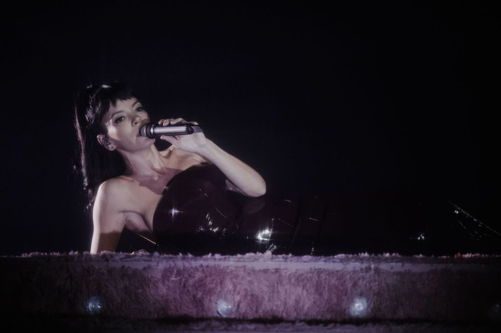 Lily Allen thrills LA fans with a terrific ‘West End Girl’ performance – Daily News