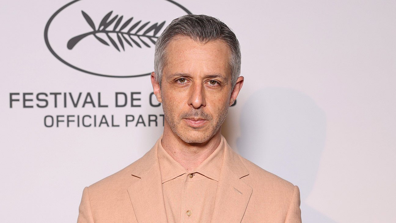 Mikey Madison, Jeremy Allen White, Strong