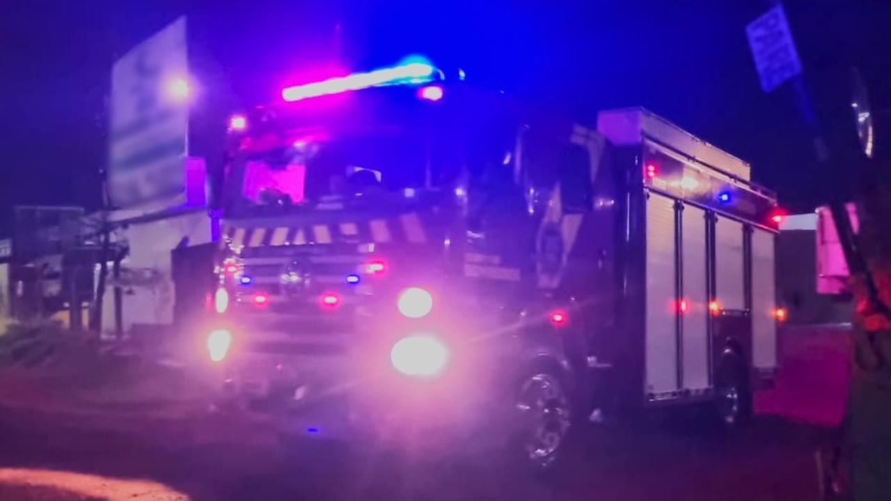 Militares do Corpo de Bombeiros combatem incêndio em empresa na BR 277 em Cascavel