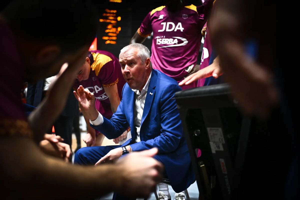 Mon staff et moi, on tient à s’excuser par rapport à la prestation de ce soir avec une défaite de 37 points