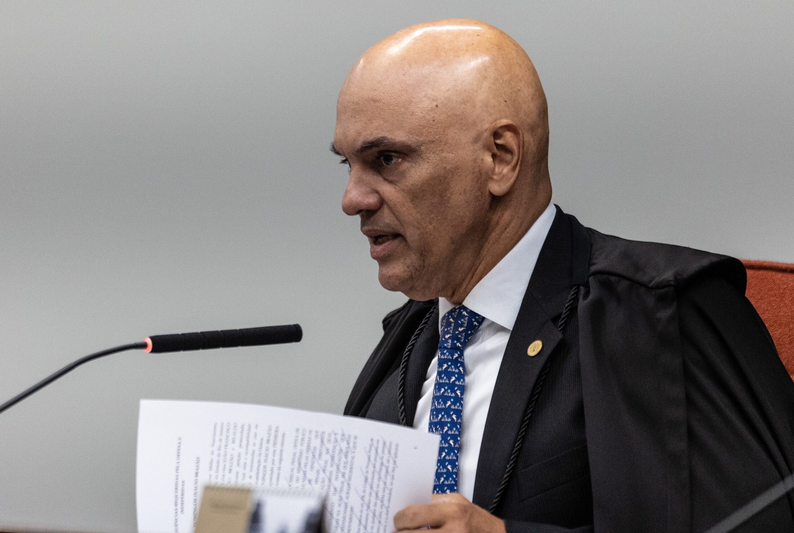 Moraes determina abertura de inquérito para investigar suspeita de calúnia de Flávio Bolsonaro contra Lula