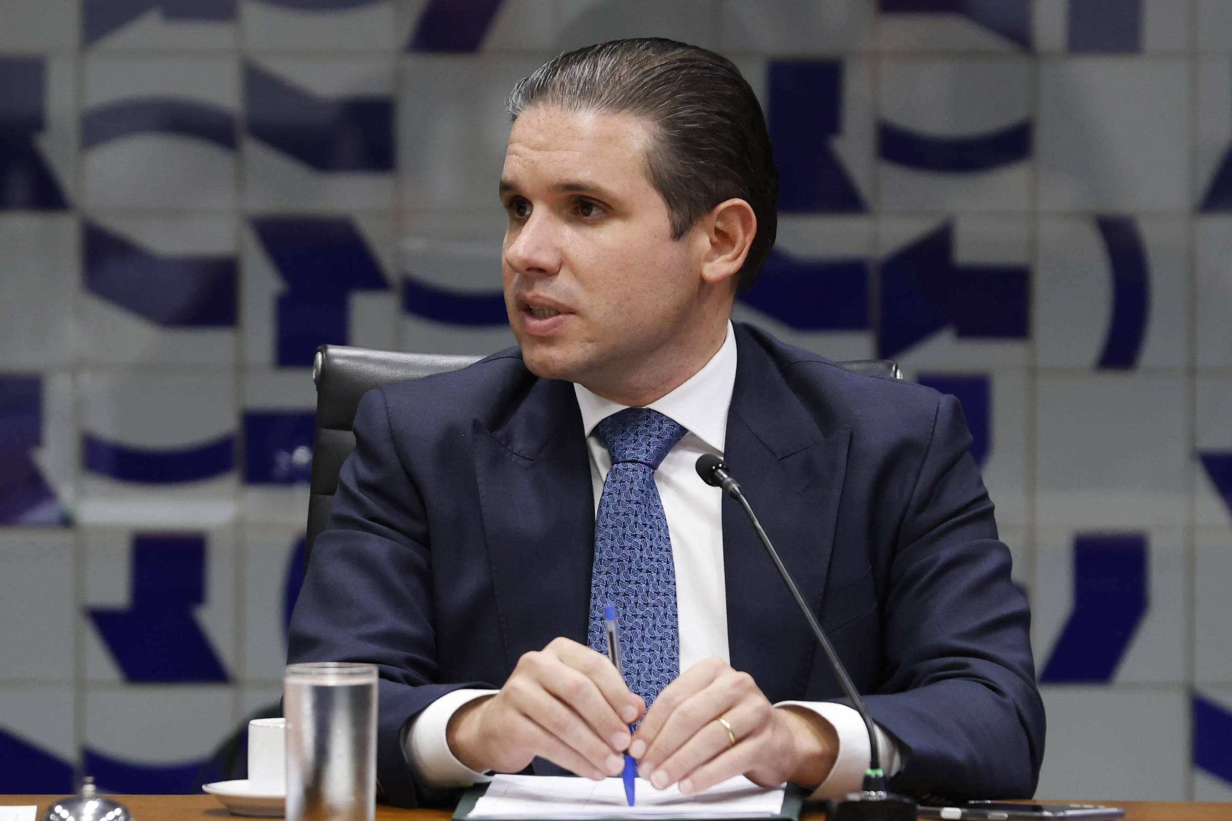 Motta deixa de lado projeto de Lula e segue com PEC da 6×1 – 15/04/2026 – Economia