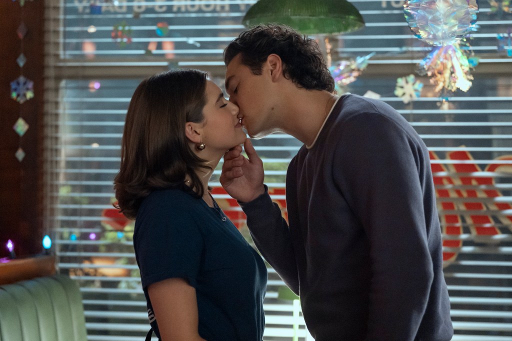 'Off Campus' Unveils Official Trailer For College Hockey Romance Show