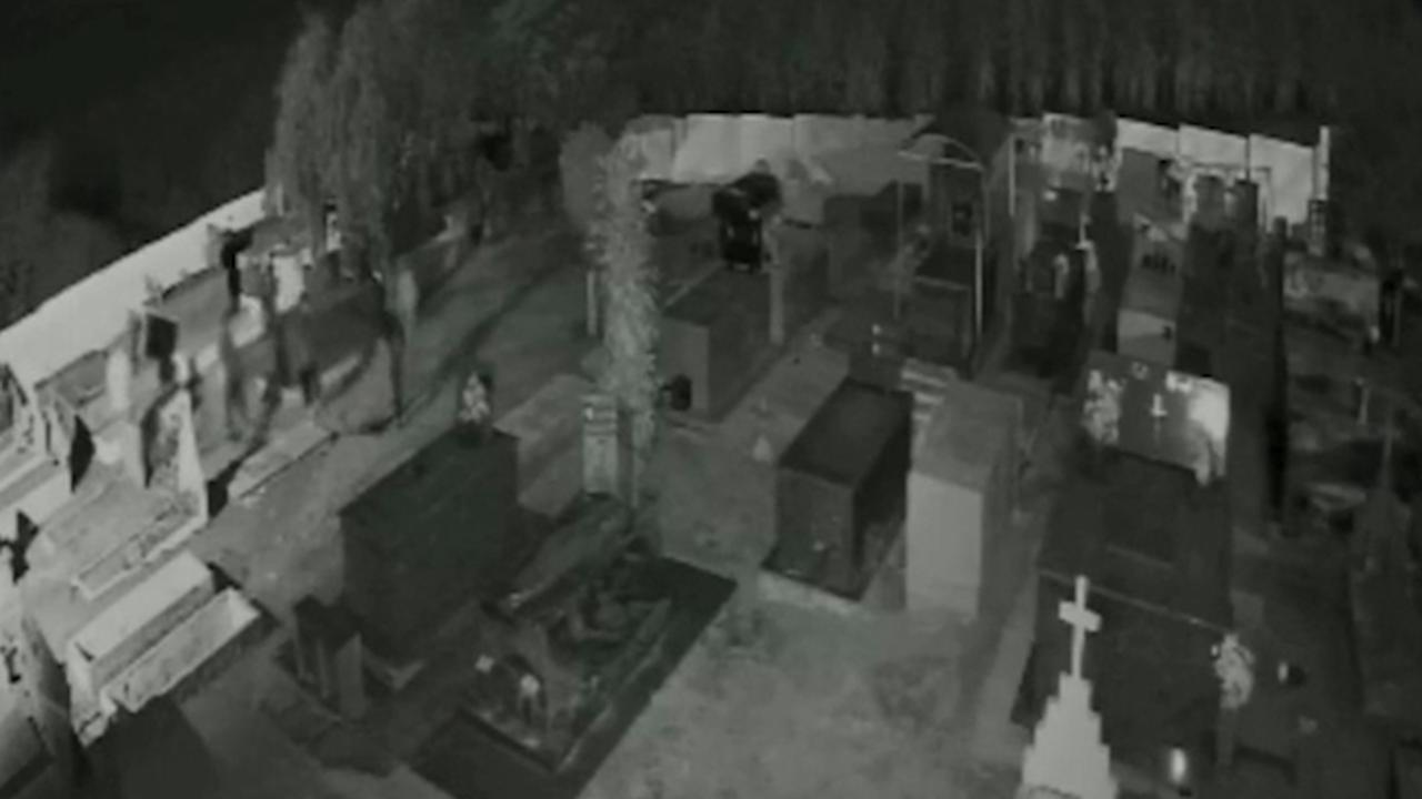 Oito túmulos são violados e corpo sepultado há 3 meses some