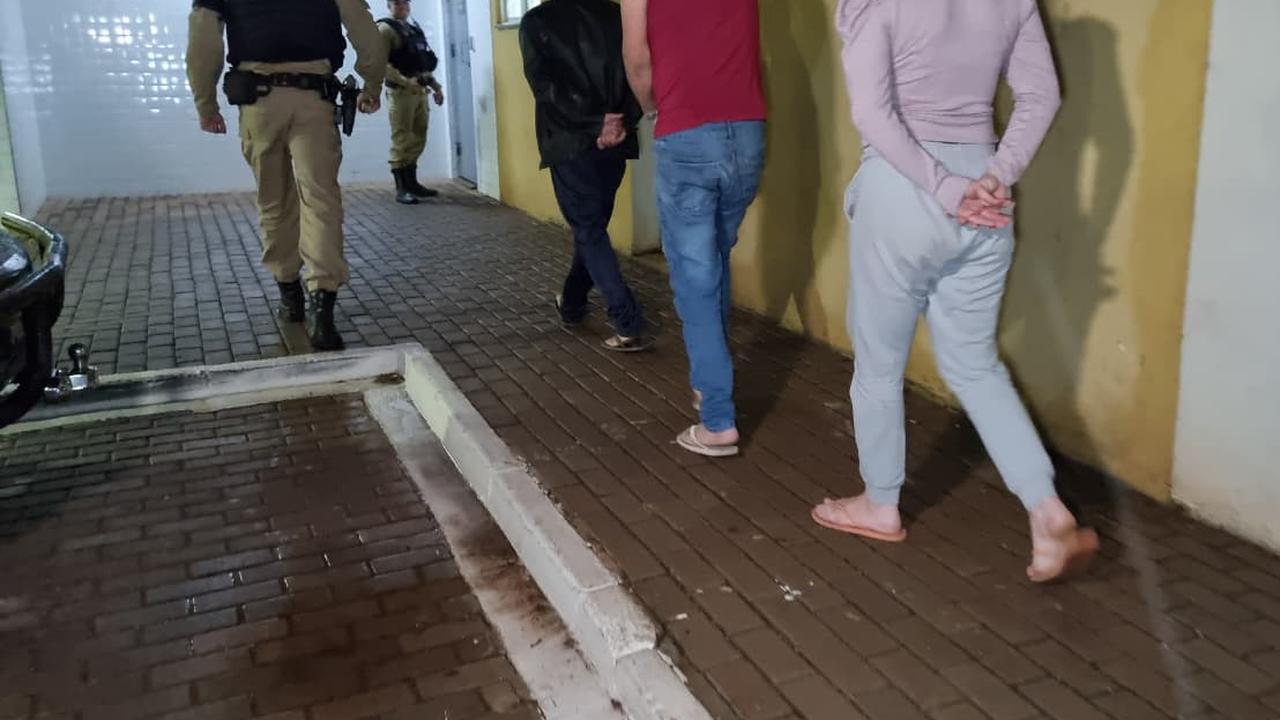 PM prende três pessoas em ponto de tráfico de drogas em Capitão Leônidas Marques