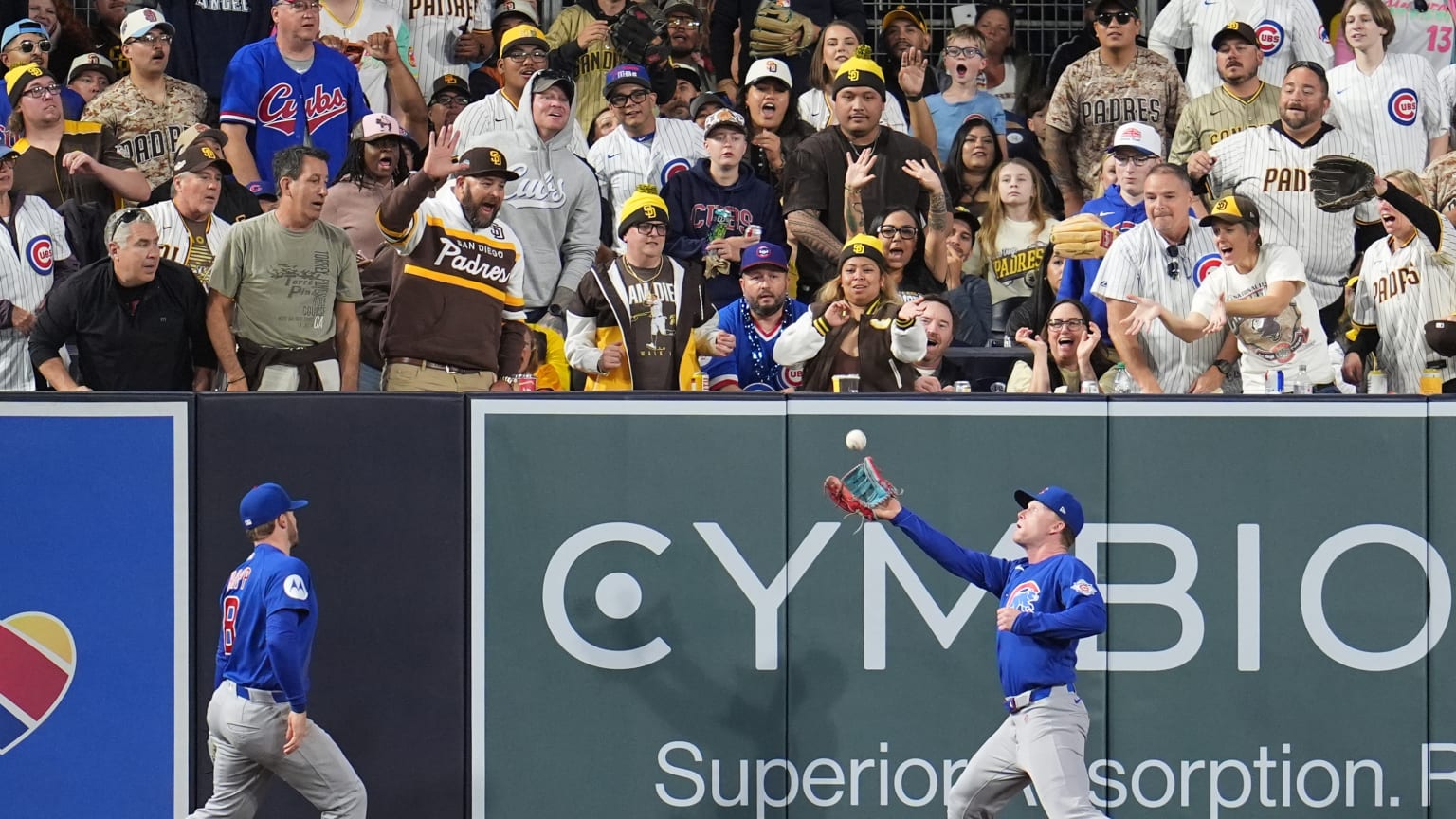 Pete Crow-Armstrong makes tough catch, hits into wall | 04/28/2026