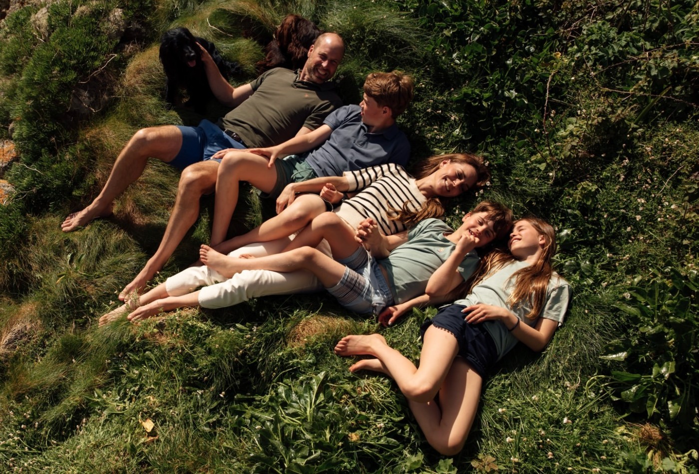 Príncipe William e Kate Middleton celebram 15 anos de casados com inédita foto em família