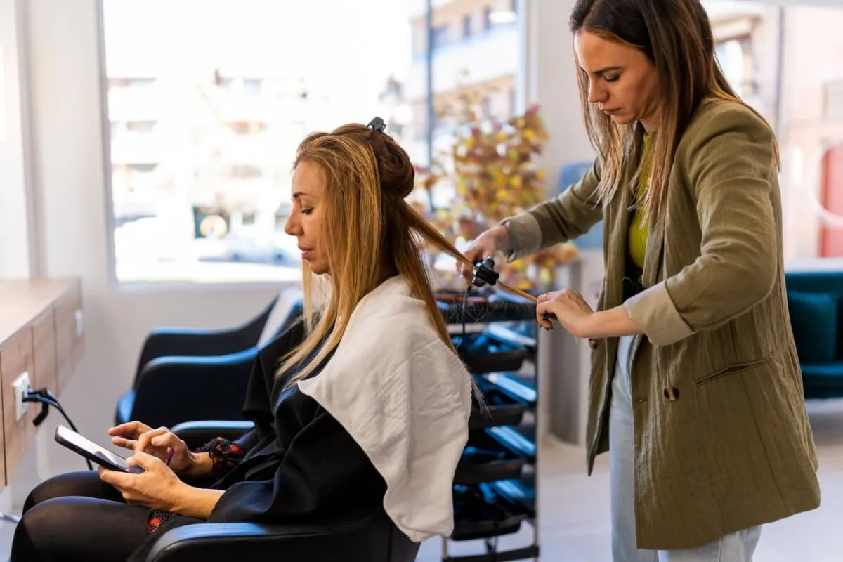 Procedimentos capilares: saiba quando podem beneficiar ou danificar os fios e o couro cabeludo