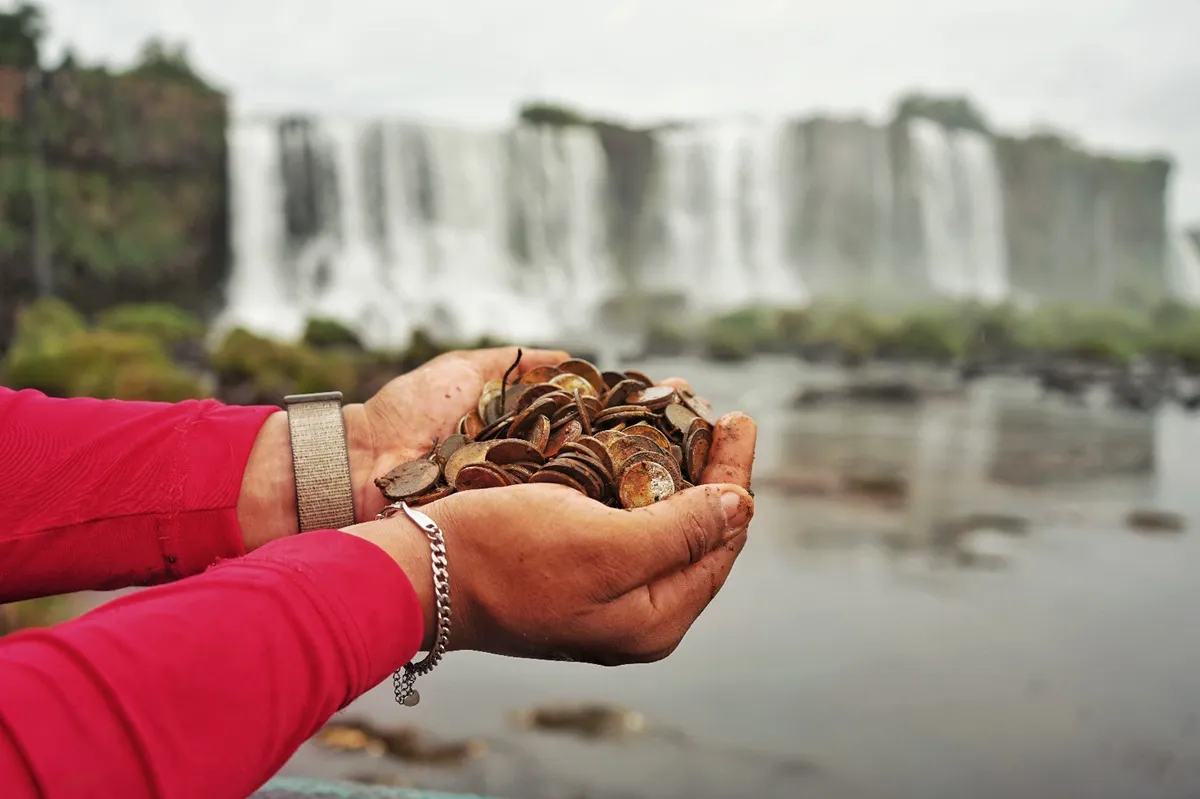 Quase 400 kg de moedas são retirados das Cataratas do Iguaçu