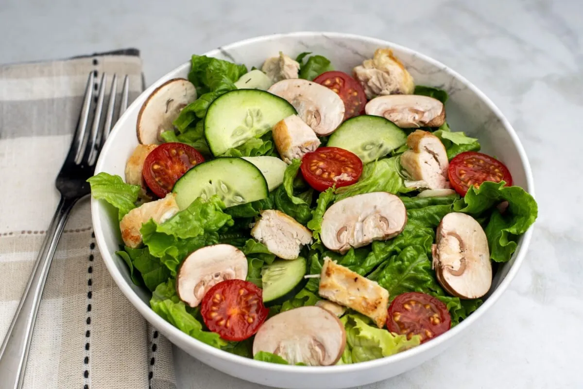 Salada com proteína: 3 receitas saudáveis e nutritivas para o jantar 