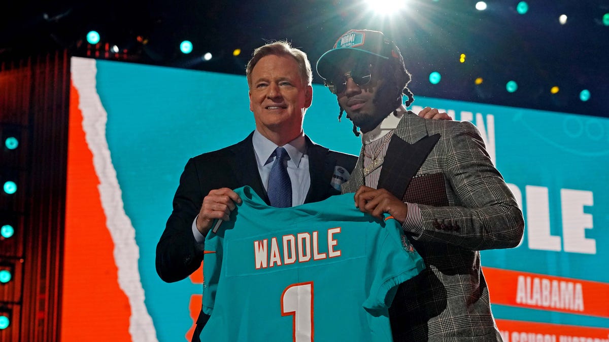 See what Dolphins did with pick from Jaylen Waddle trade