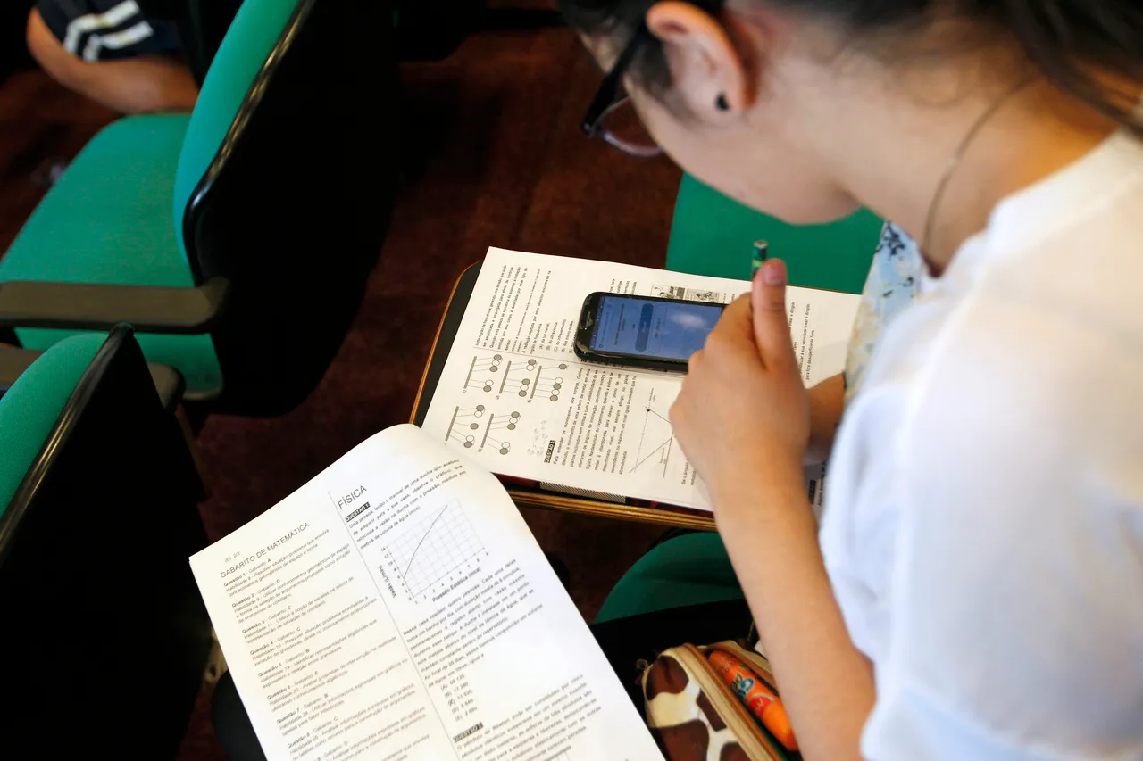 Sem celular, escolas do Paraná têm alunos mais concentrados
