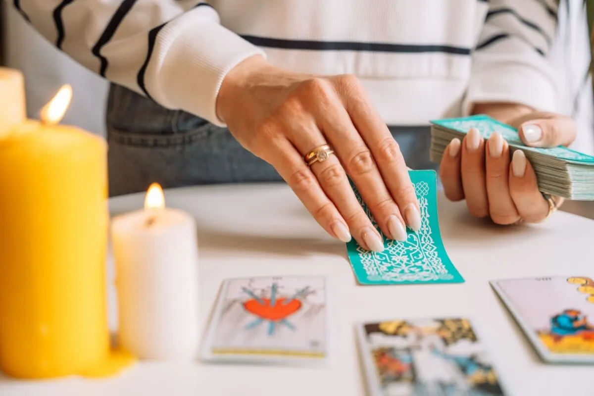 Tarot do dia: previsão para os 12 signos em 10/04/2026