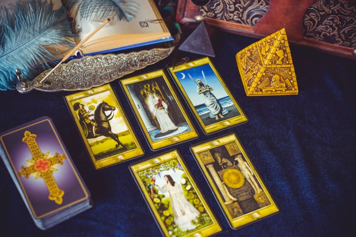 Tarot do dia: previsão para os 12 signos em 12/04/2026