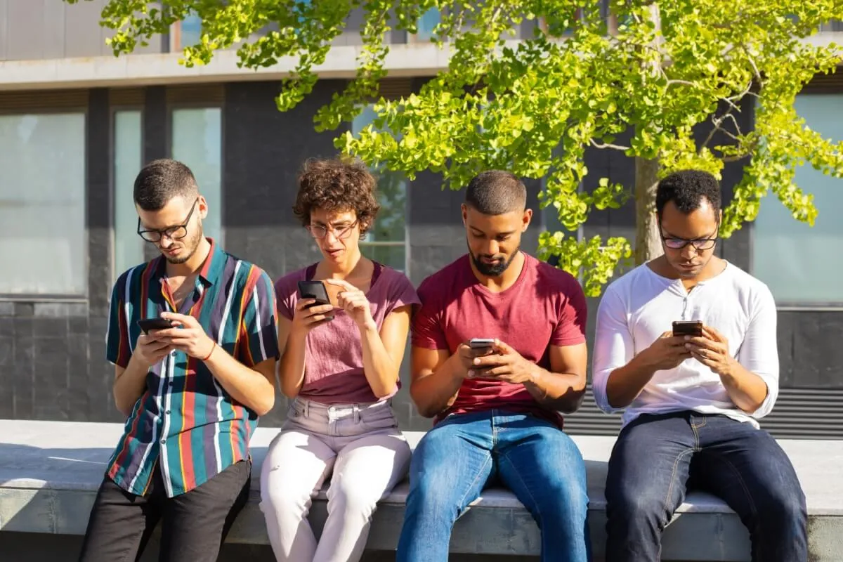 Tech neck: entenda como o uso excessivo de celular afeta a postura