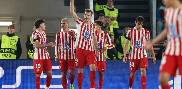 Sorloth, do Atlético de Madrid, comemora gol contra o Barcelona, pela Liga dos Campeões