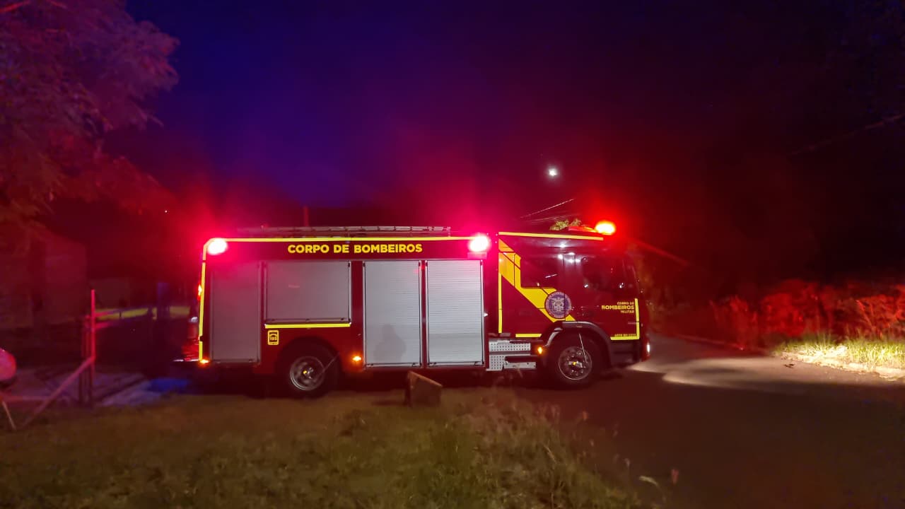 Um dia depois de incêndio, barracão abandonado volta a mobilizar Bombeiros