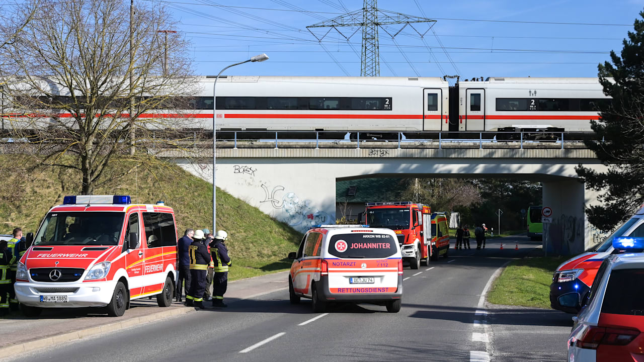 Unfall mit Verletzten auf ICE-Strecke Berlin-München: 600 Menschen sitzen fest | News