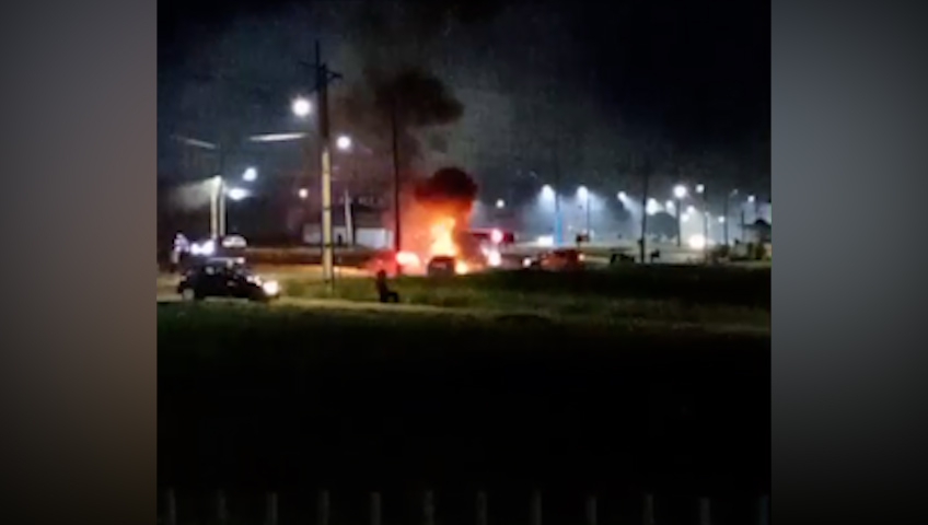 Vídeos registram incêndio que destruiu carro no bairro Riviera, em Cascavel