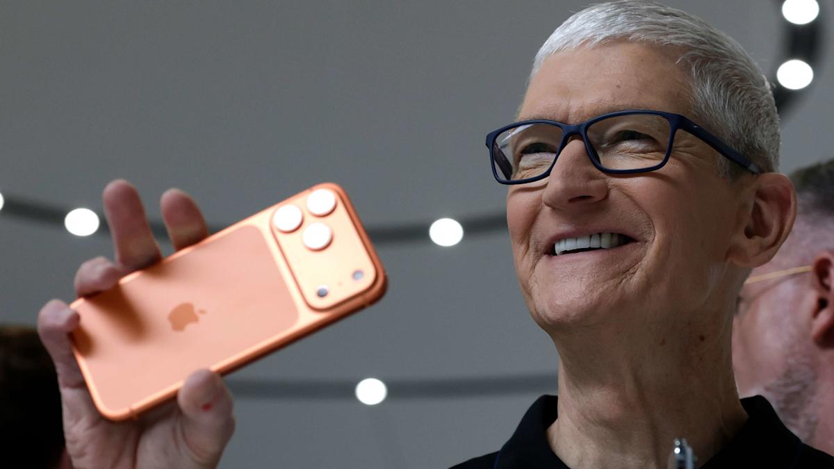 What Apple's new CEO announcement signals ahead of earnings?