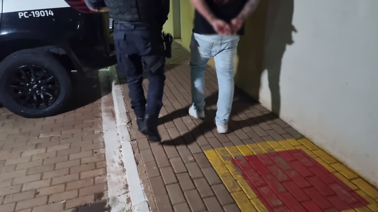 dono de bar é surpreendido com mandado de prisão durante abordagem